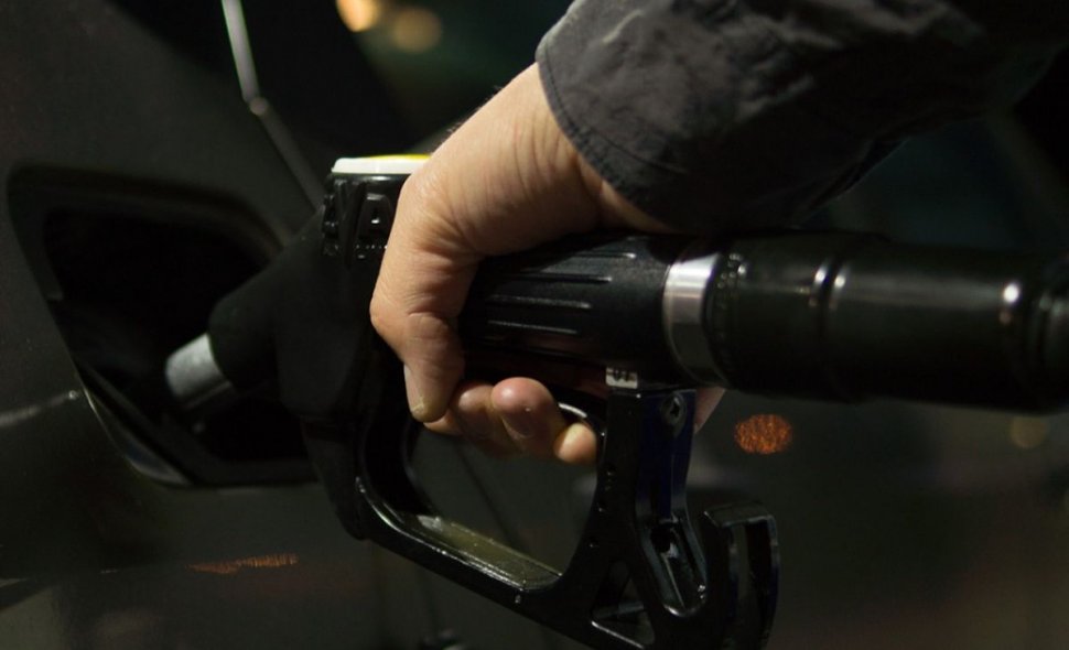 Ce se întâmplă cu preţul benzinei în România