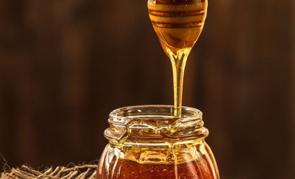 Ce se întâmplă în corpul tău dacă mănânci miere înainte de culcare