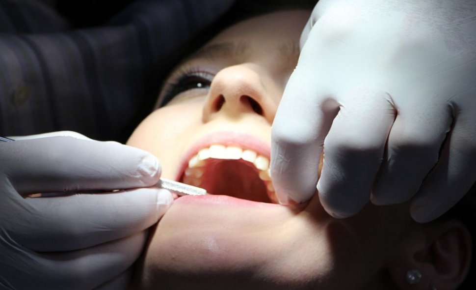 Vești bune pentru toți românii care nu au timp să meargă la stomatolog. Un dentist a găsit soluția salvatoare