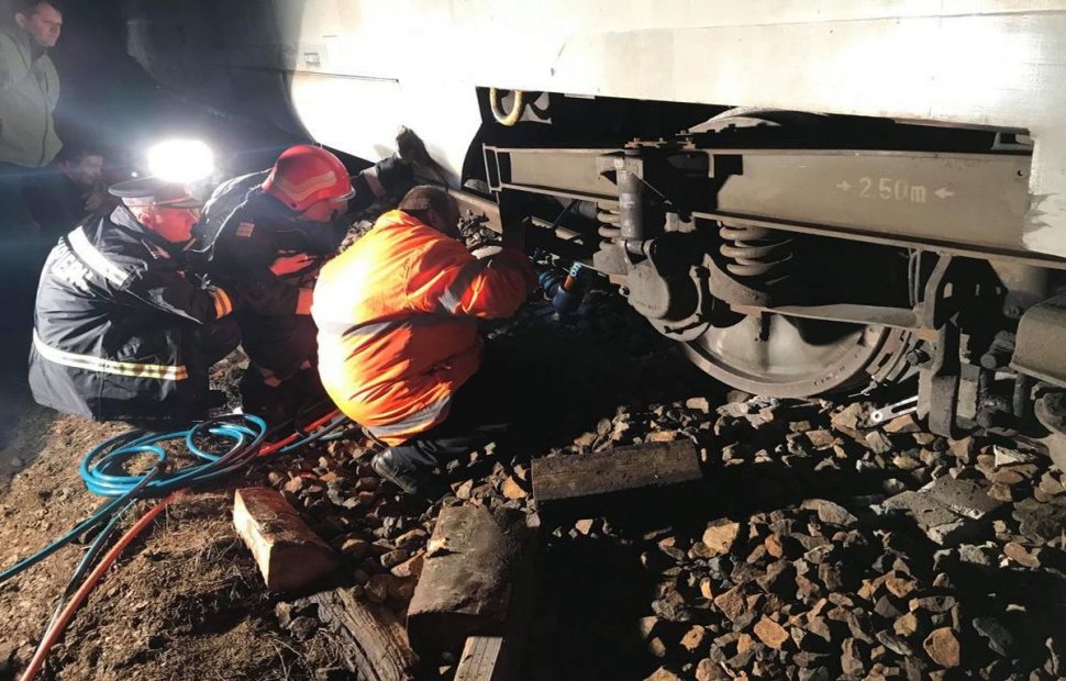 Accident feroviar în Bistrița-Năsăud. Un tren de călători a deraiat - VIDEO