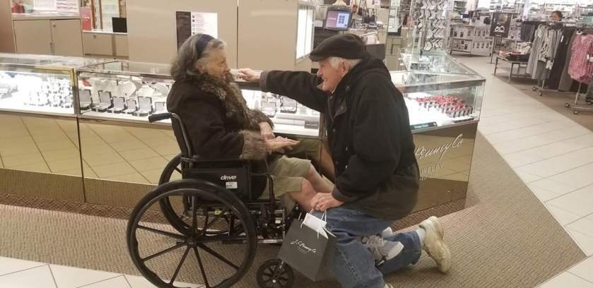Impresionant! Un bătrân de 85 de ani i-a dat un nou inel de logodnă soţiei care i-a fost 63 de ani alături