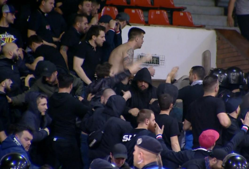 Bătaie generală între fanii lui Dinamo și ai Stelei. Jandarmii au intervenit cu gaze lacrimogene - VIDEO
