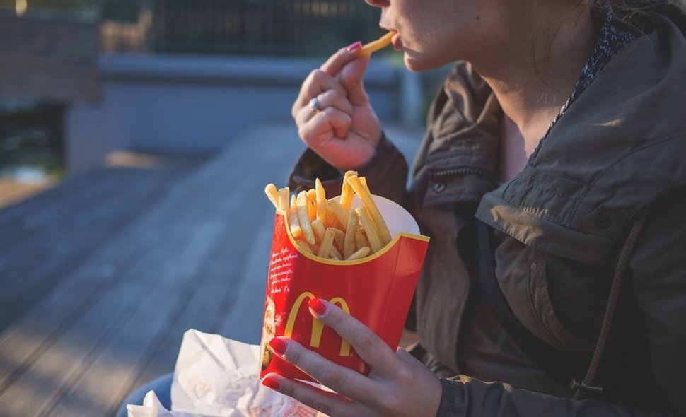 DIETA Motivul pentru care nu te simți sătul după ce ai mâncat fast-food