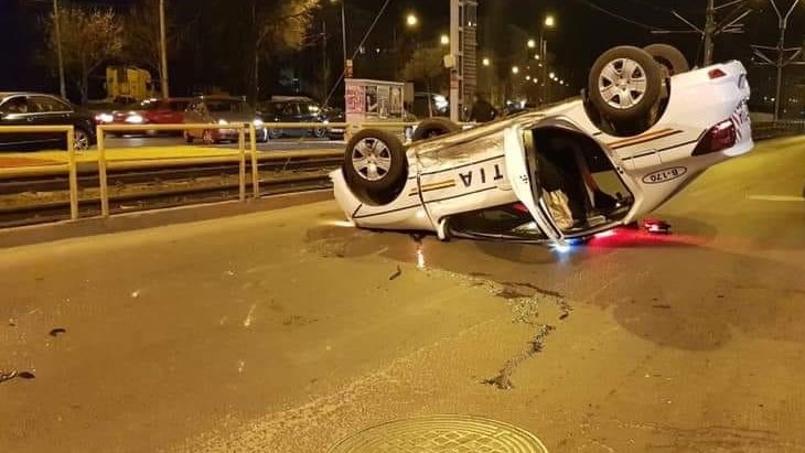 Mașină de poliție răsturnată în București. Doi polițiști au fost răniți FOTO și VIDEO
