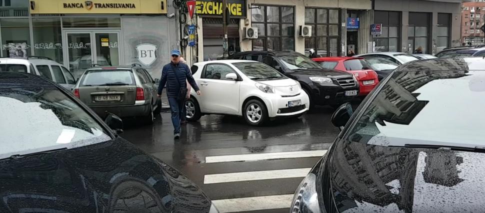 Camelia era în aceată dimineață în centrul Bucureștiului și voia să treacă stradă. Trei "umbrele" au blocat-o: "Am sunat la poliție" VIDEO