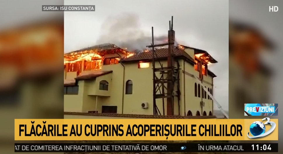 Incendiu puternic la o mănăstire din Constanța. Flăcările uriașe au distrus acoperișul chiliilor