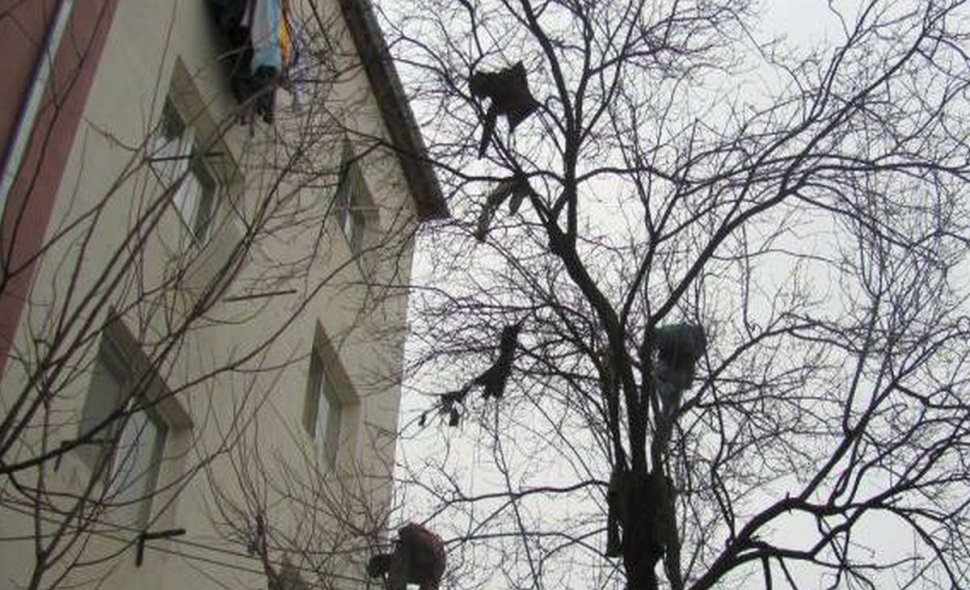 O femeie din Timișoara a chemat pompierii să-i dea hainele jos din copaci, după ce soţul i le-a aruncat pe geam