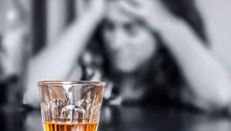Dependența de alcool, o problemă gravă în România! Riscurile imense la care se supun consumatorii