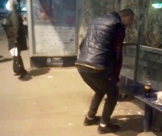 Imagini șocante surprinse într-o stație de autobuz din Timișoara! A observat un bărbat care se comporta ciudat și s-a apropiat. Atunci a înțeles totul (VIDEO)  