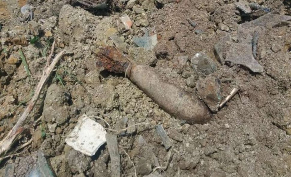 O bombă din al Doilea Război Mondial a fost descoperită în curtea unei gospodării din Bihor