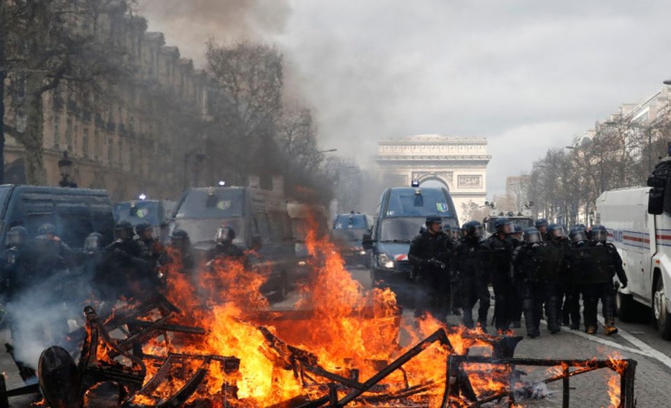 Violențe pe bulevardul Champs Elysées din Paris. Forţele de ordine au făcut uz de gaze lacrimogene şi tunuri cu apă 