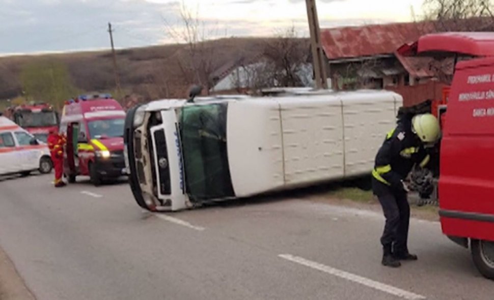 Accident grav în Olt. Un microbuz cu pasageri s-a răsturnat. Sunt mai multe victime