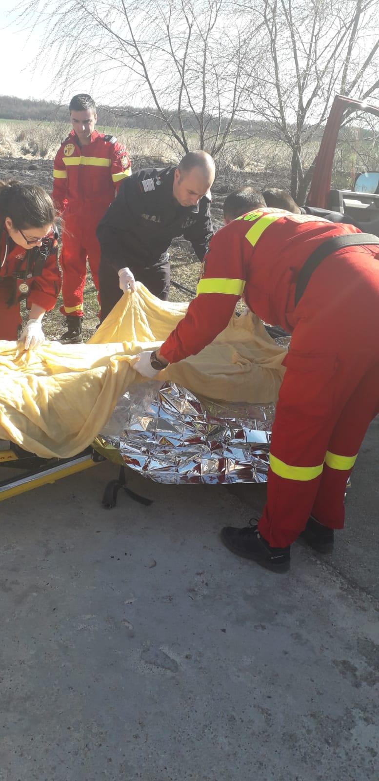 Bătrân de 81 de ani, găsit inconștient în timpul unei intervenții a pompierilor la un incendiu de vegetație 583334