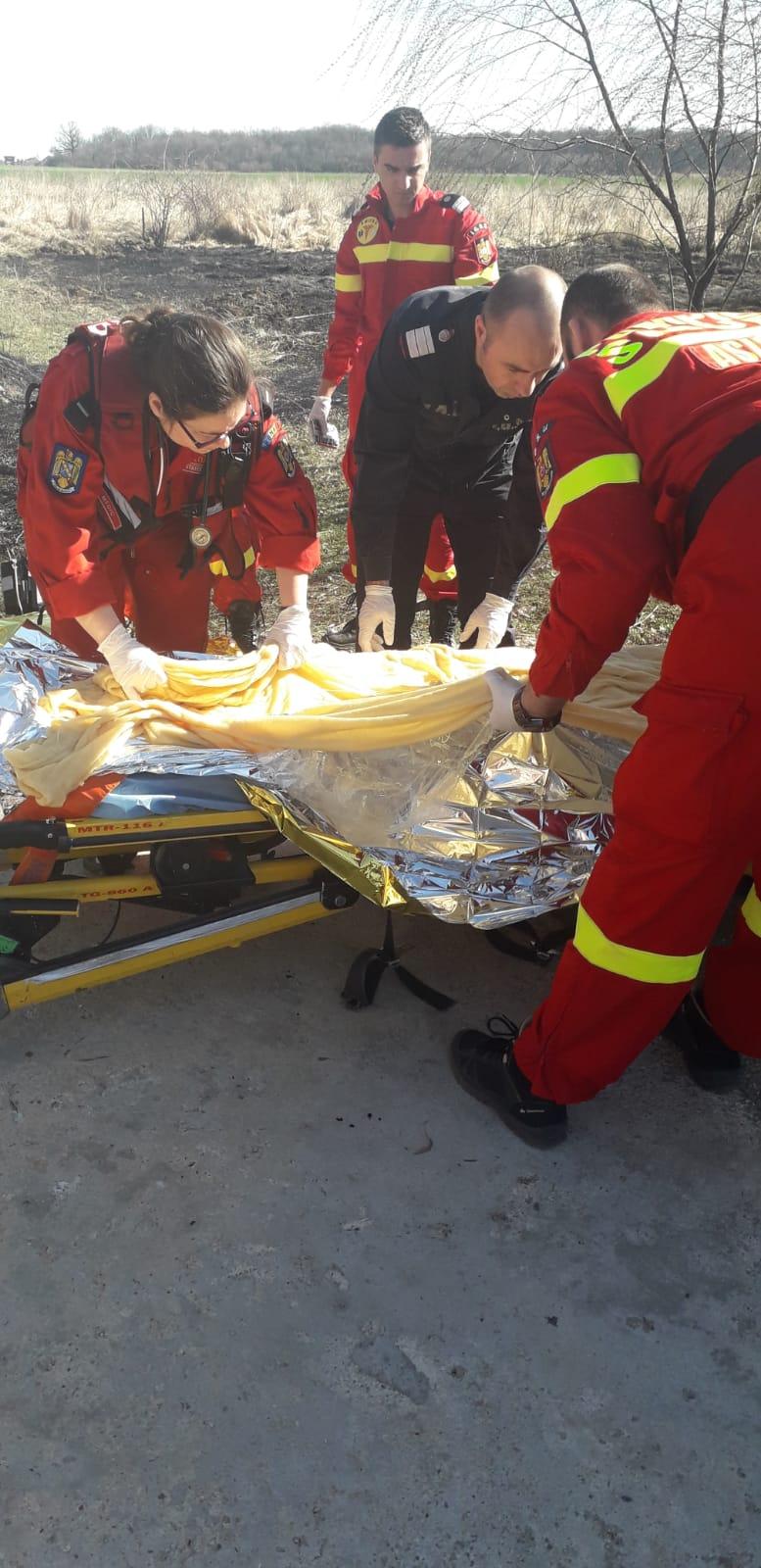 Bătrân de 81 de ani, găsit inconștient în timpul unei intervenții a pompierilor la un incendiu de vegetație 583335