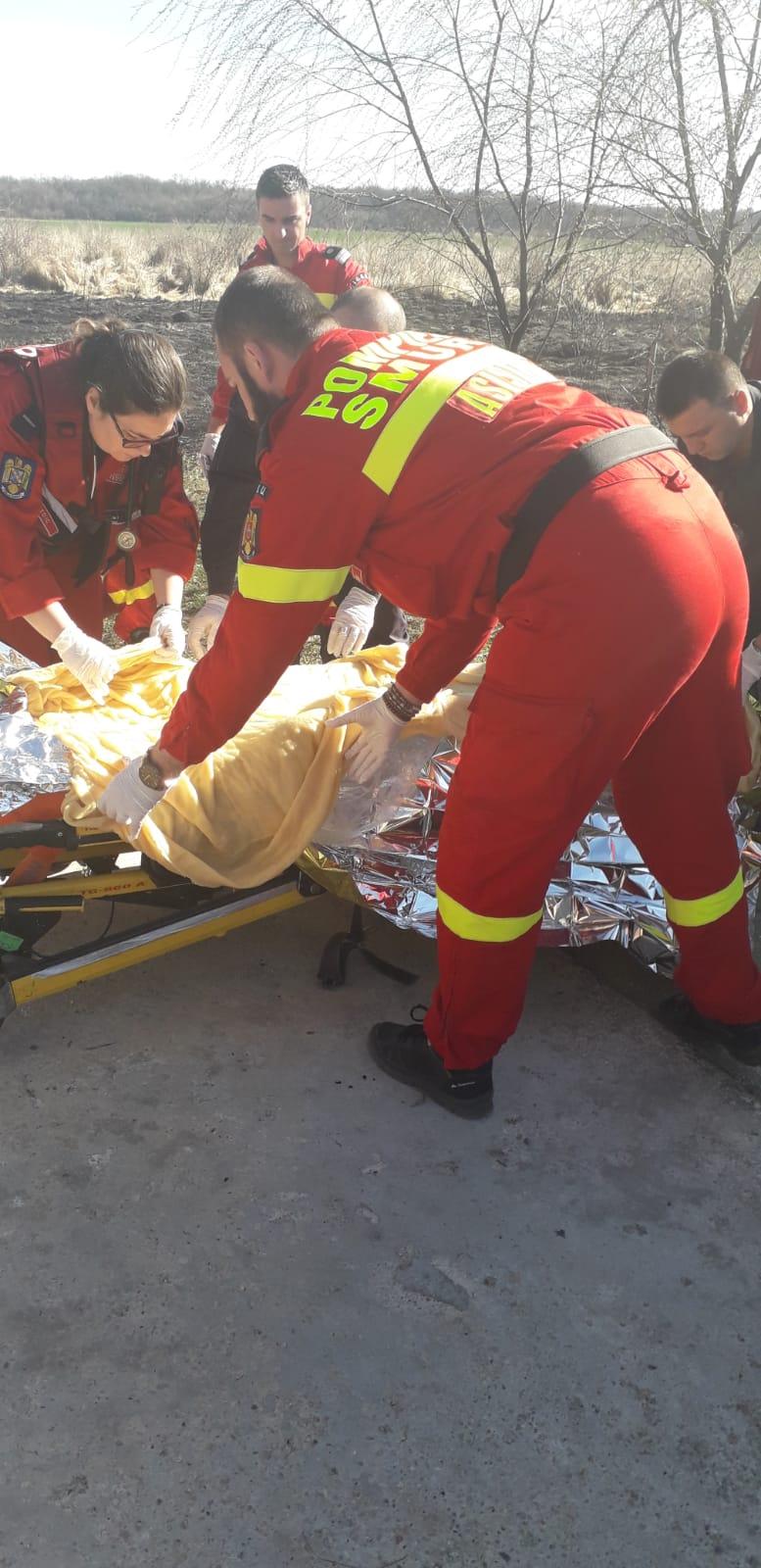 Bătrân de 81 de ani, găsit inconștient în timpul unei intervenții a pompierilor la un incendiu de vegetație 583336