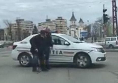 Gest uluitor surprins în trafic! Polițistul din Oradea a oprit ciculația dintr-un motiv incredibil