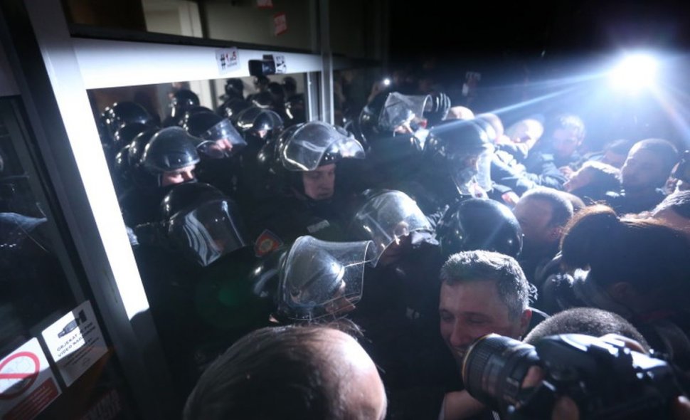 Haos în Serbia. Un grup de protestatari a pătruns în sediul televiziunii de stat din Belgrad 