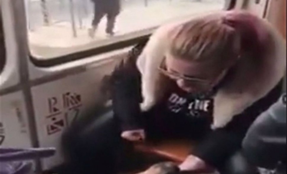 Fata care şi-a bătut câinele într-un tramvai din Capitală a fost amendată 