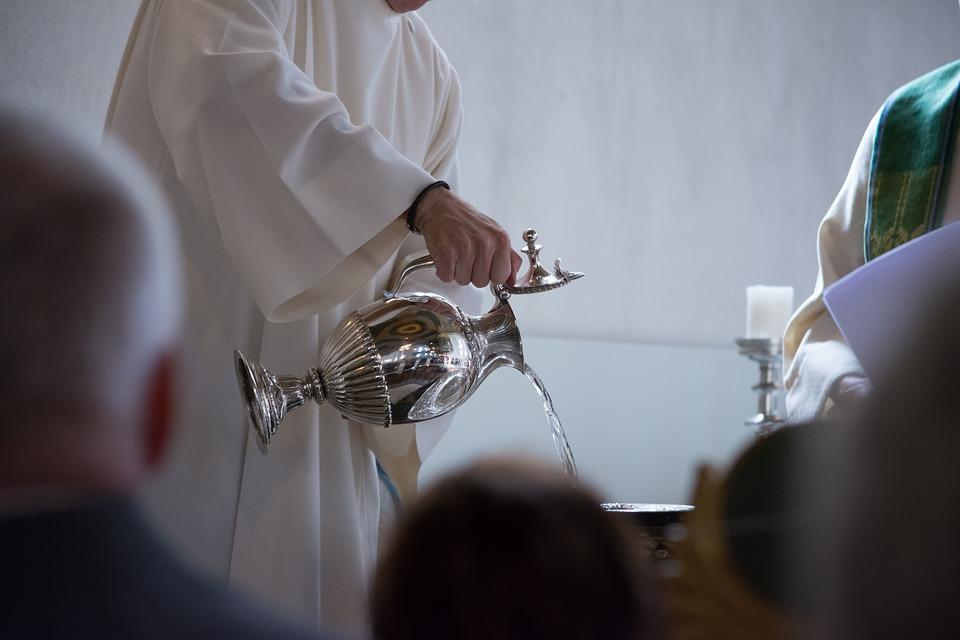 Se aflau într-o biserică, în timpul slujbei, când ceva de-a dreptul neașteptat s-a întâmplat. „Este o minune sau un avertisment divin?” (FOTO) 