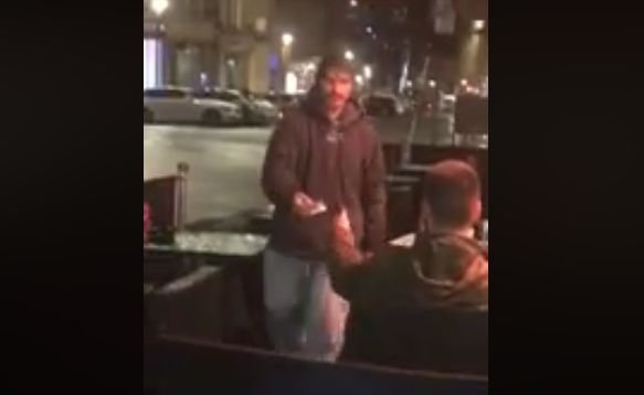 I-a dat unui om al străzii cardul său și codul PIN. E incredibil cum a reacționat acesta când a văzut. întreaga scenă a fost filmată (VIDEO)