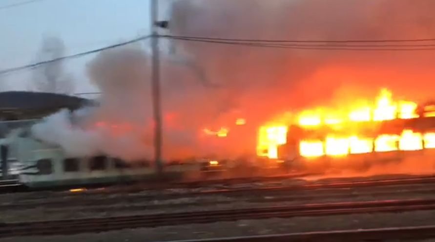 Incendiu puternic într-o gară din Caraș-Severin. Mai multe vagoane au luat foc