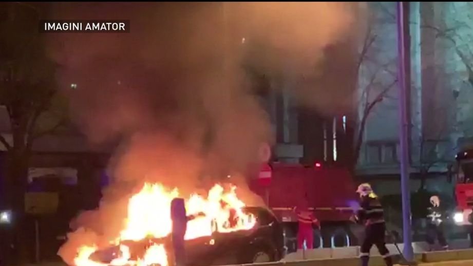 Momente de panică în Bucureşti! O maşină a luat foc la baza podului Basarab - VIDEO