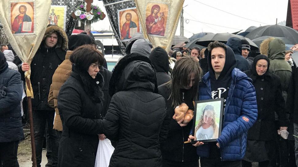 Giulia mergea la școală cu un microbuz, când ceva năucitor s-a petrecut, acolo pe șosea, în centrul orașului. "Fetița era cu picioarele pe trotuar și cu fața în jos, pe asfalt, într-o baltă de sânge"