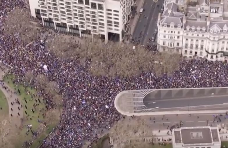 Protest de amploare la Londra. Sute de mii de oameni au ieșit în stradă pentru a cere un nou referendum legat de Brexit