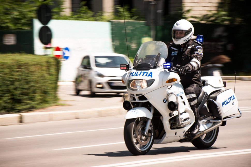 Un polițist a făcut senzație pe străzile din București. Bărbatul a fost surprins dansând pe motocicletă, chiar în timpul programului - VIDEO