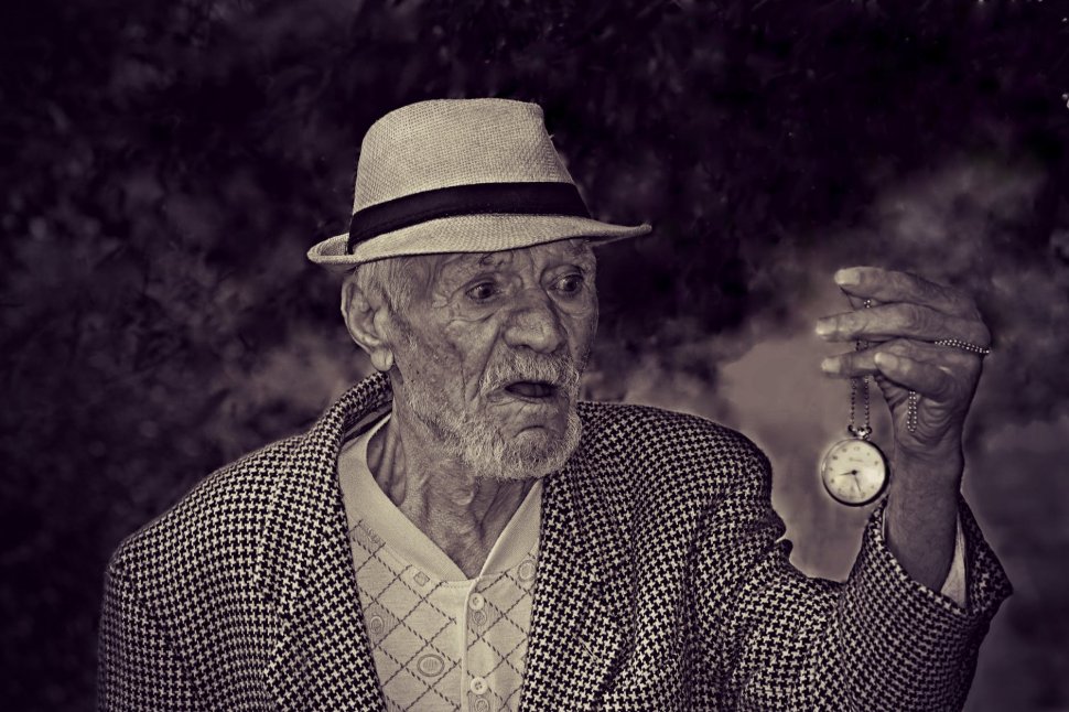 De ce ni se pare că timpul curge mai repede pe măsură ce îmbătrânim? Un cercetător român din SUA are o explicație uimitoare