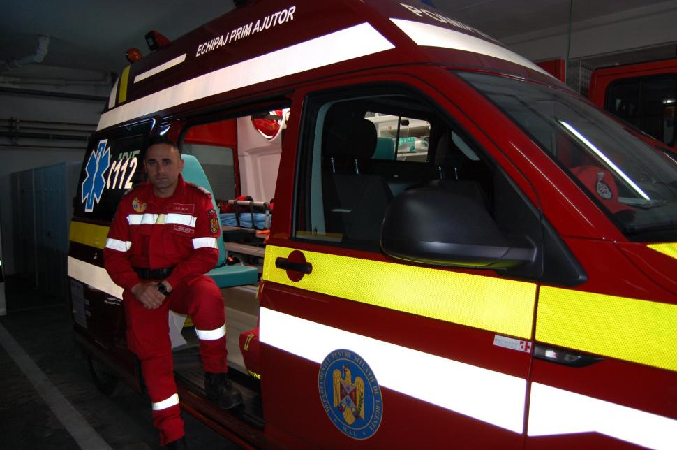 Mircea e pompier și iubește la nebunie fotbalul. Aseară se ducea la meciul Naționalei cu Feroe, când a observat ceva bizar pe drum. A oprit, a țâșnit din mașină și în câteva minute, a devenit un erou. Ajuns la Cluj, a mai avut un motiv de bucurie 585375