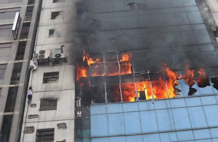 Incendiu violent la o clădire din capitala statului Bangladesh. Oamenii sar de la etaj pentru a se salva - VIDEO