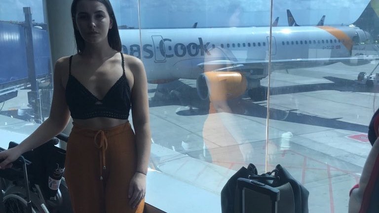 O companie aeriană i-a cerut scuze unei pasagere, după ce membrii echipajului au amenințat-o că o vor debarca din avion dacă nu își schimbă hainele