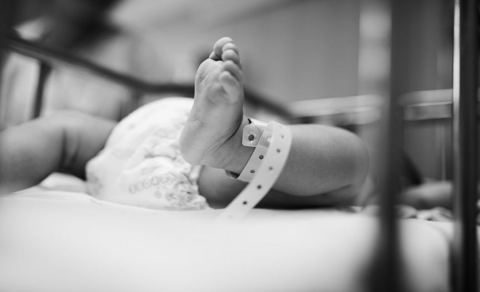 Caz șocant în Italia! Un bebeluș de cinci luni a murit părinții lui au încercat să îl opereze acasă