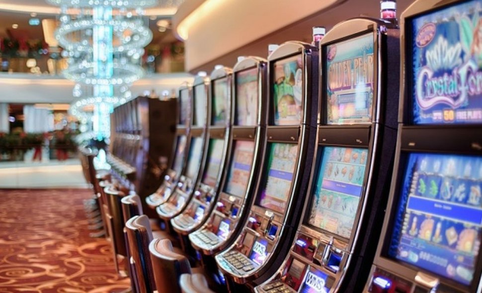 Lovitură pentru jocurile de noroc. Un oraș din România vrea să interzică păcănelele