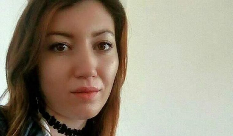 Ea este tânăra de 21 de ani din Giurgiu care s-a sinucis după ce viitoarea soacră i-a cerut înapoi inelul de logodnă. Biletul de adio al Cătălinei Adriana este cutremurător