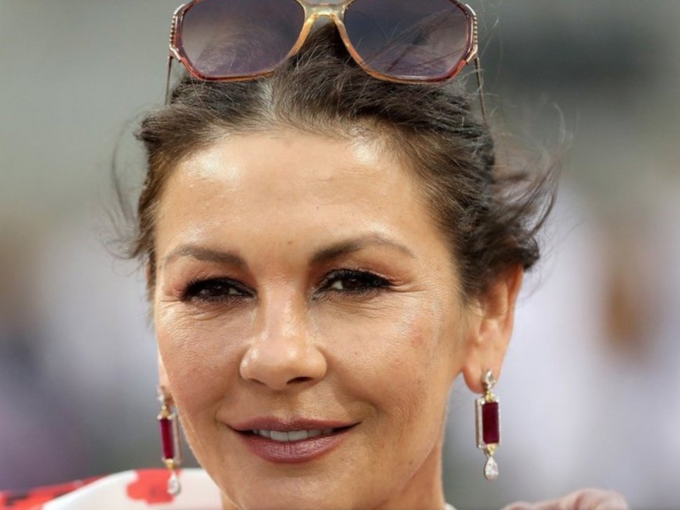 Cum arată Catherine Zeta-Jones la 49 de ani!