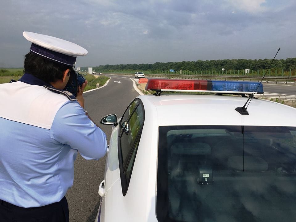 Reacția incredibilă a unui șofer din județul Gorj, după ce a fost prins de polițiști cu permisul suspendat. „Ce le poate trece prin cap unora”