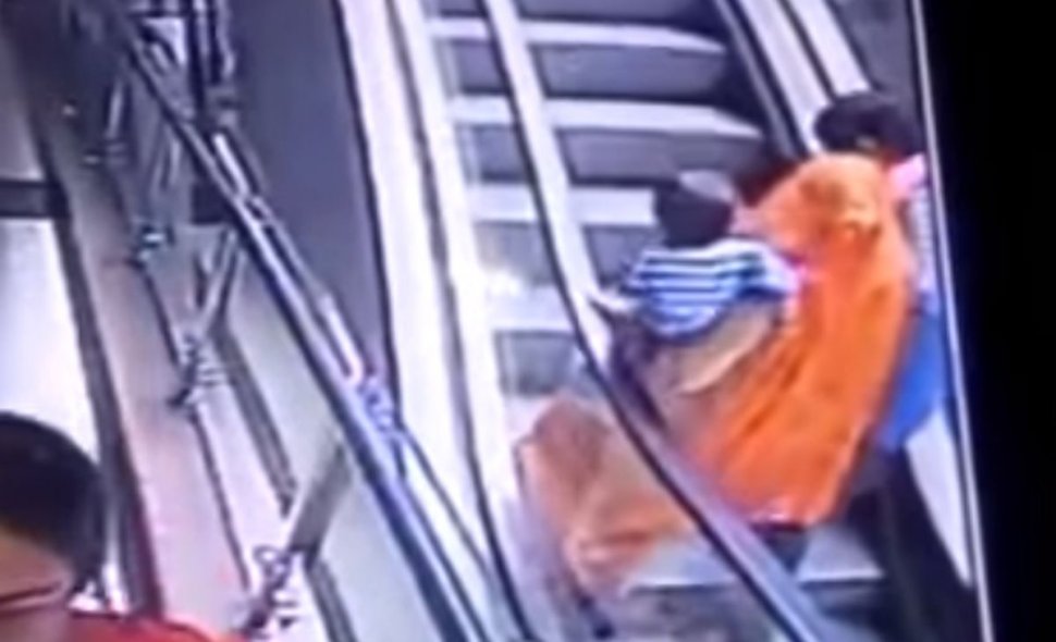Un copil a murit după ce mama lui s-a dezechilibrat pe o scară rulantă și l-a scăpat din brațe – VIDEO șocant