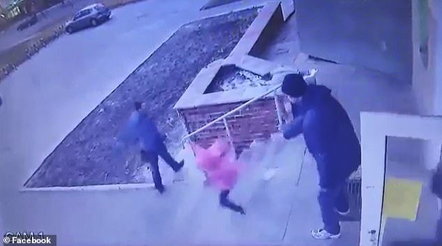 Un tată a fost filmat în timp ce-și arunca fetița pe scări: "Nu se oprea deloc din scandal" VIDEO