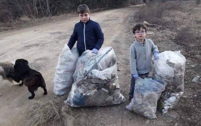 Doi copii s-au apucat să strângă gunoaiele de pe strada lor. Ce au pățit a doua zi