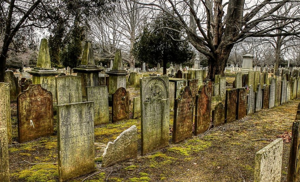 Gest revoltător într-un cimitir din Vaslui. Zeci de morminte evrești au fost vandalizate