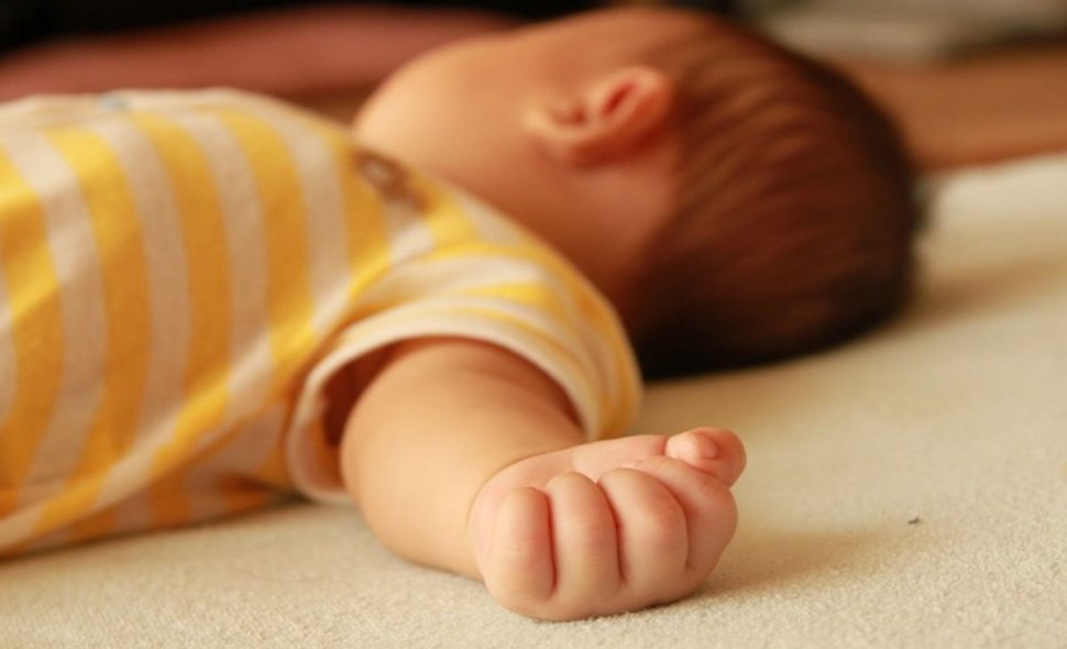Un bebeluș de numai 11 luni asfixiat la creșă după ce o educatoare s-a așezat pe el