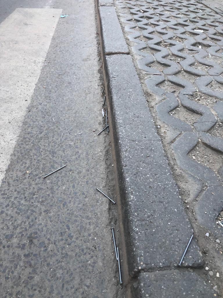 Dorin traversa aseară o trecere de pietoni din Pipera, când a zărit ceva pe stradă. "Dumnezeule, sunt cu zecile! Bieții oameni, ar putea păți un dezastru!" FOTO 586603