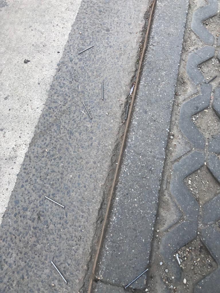 Dorin traversa aseară o trecere de pietoni din Pipera, când a zărit ceva pe stradă. "Dumnezeule, sunt cu zecile! Bieții oameni, ar putea păți un dezastru!" FOTO 586604