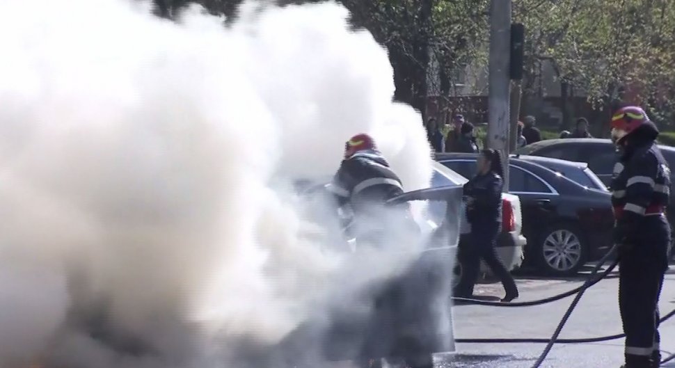 Mașină în flăcări pe Bulevardul Nicolae Grigorescu din Capitală. Incendiul a fost lichidat