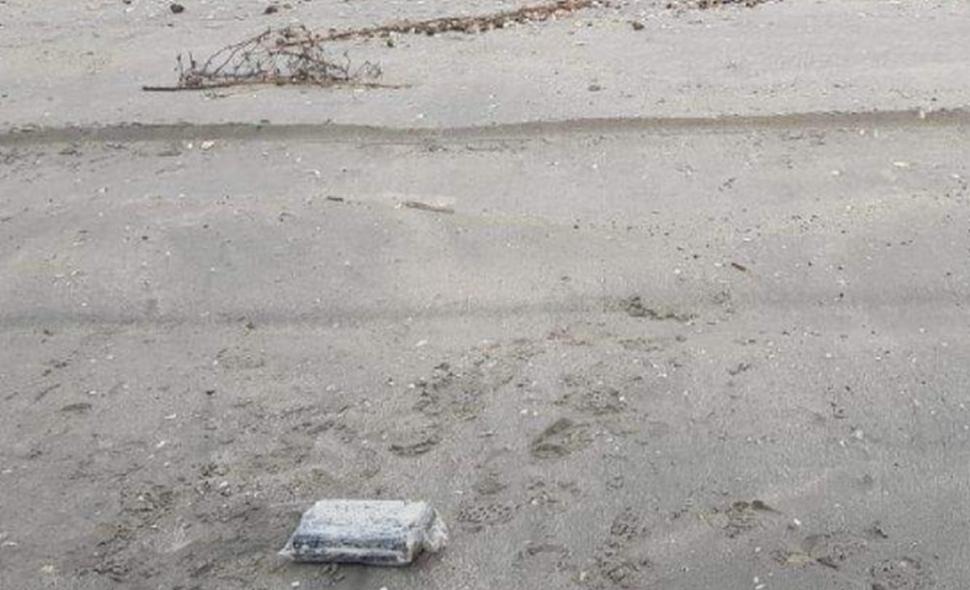 Avertisment pentru cetățenii din zona litoralului românesc. ATENŢIE! Nu deschideţi pachetele pe care le găsiţi pe plajă 586945