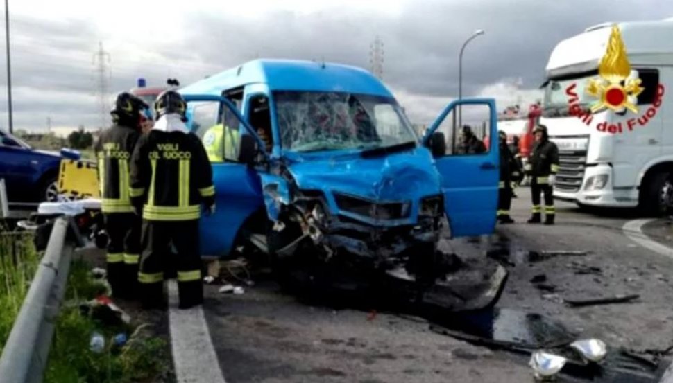 Microbuz cu români, spulberat de un TIR pe o şosea din Italia