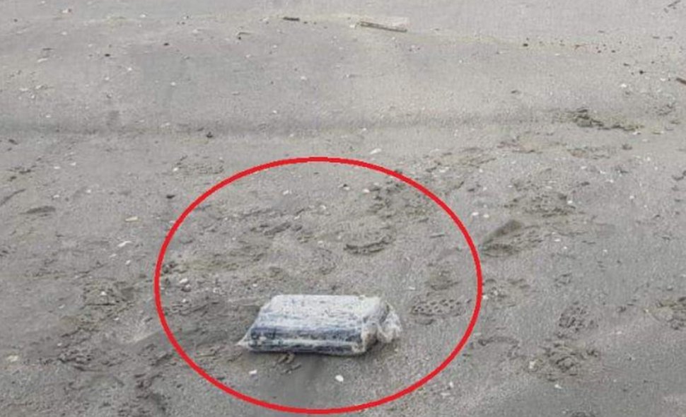 Pachete cu cocaină aduse la mal pe plajele din Năvodari și Vadu