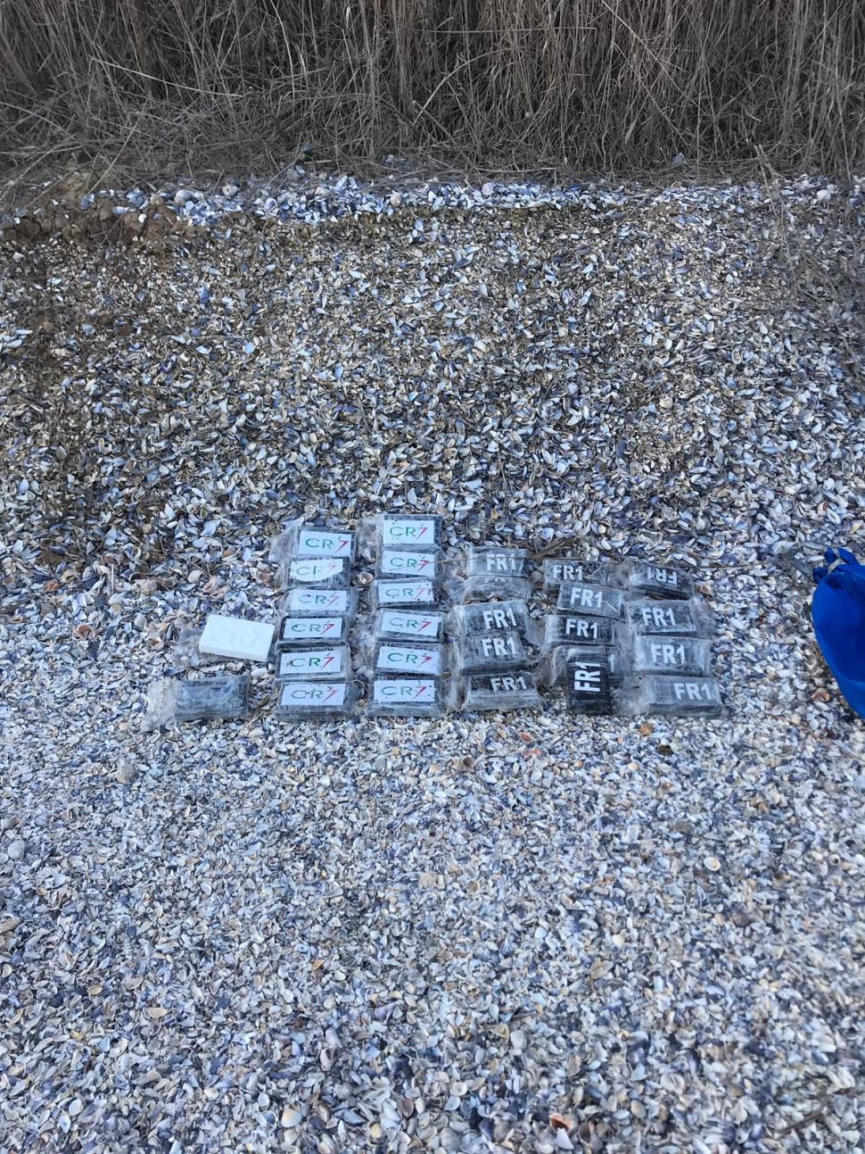 Pachete cu cocaină aduse la mal pe plajele din Năvodari și Vadu 586949